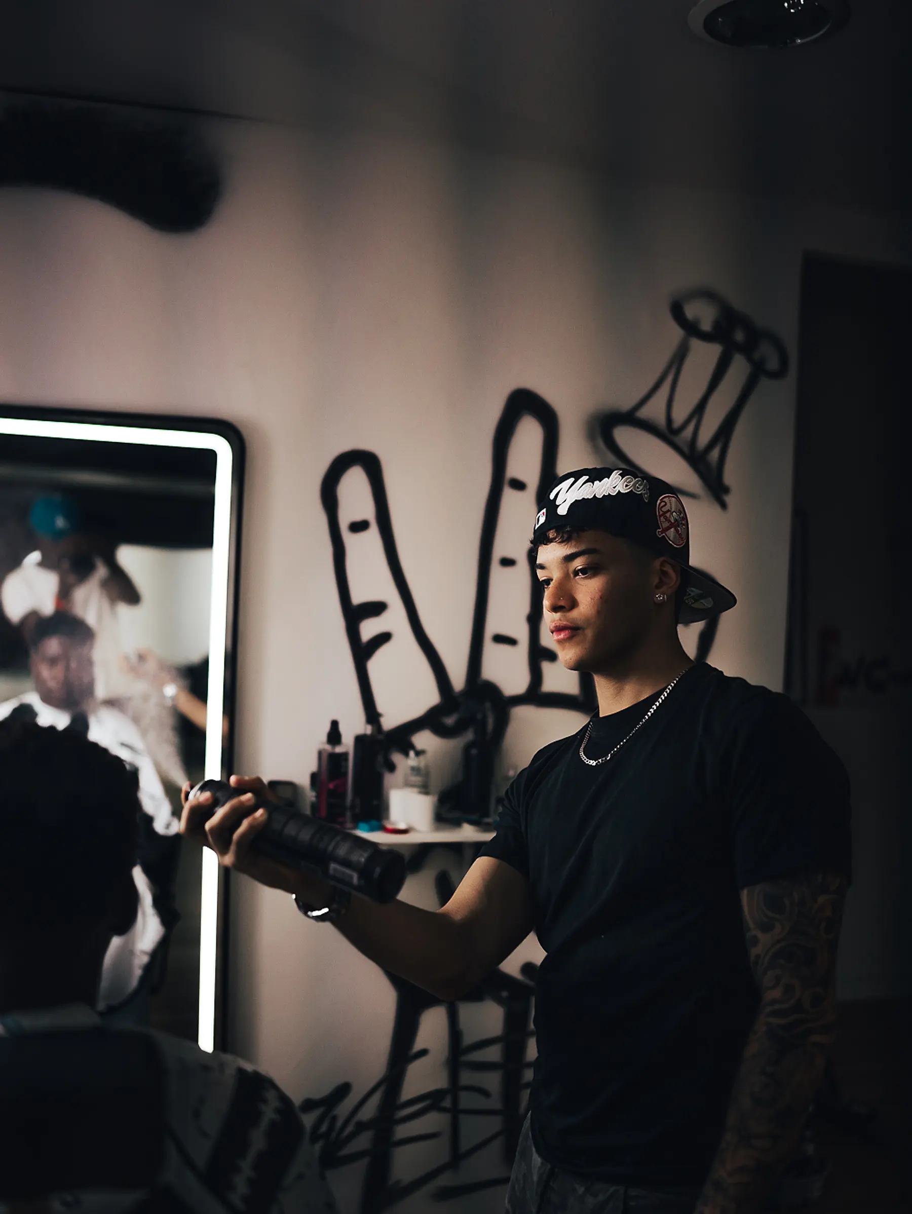 Barbero de WestSide trabajando