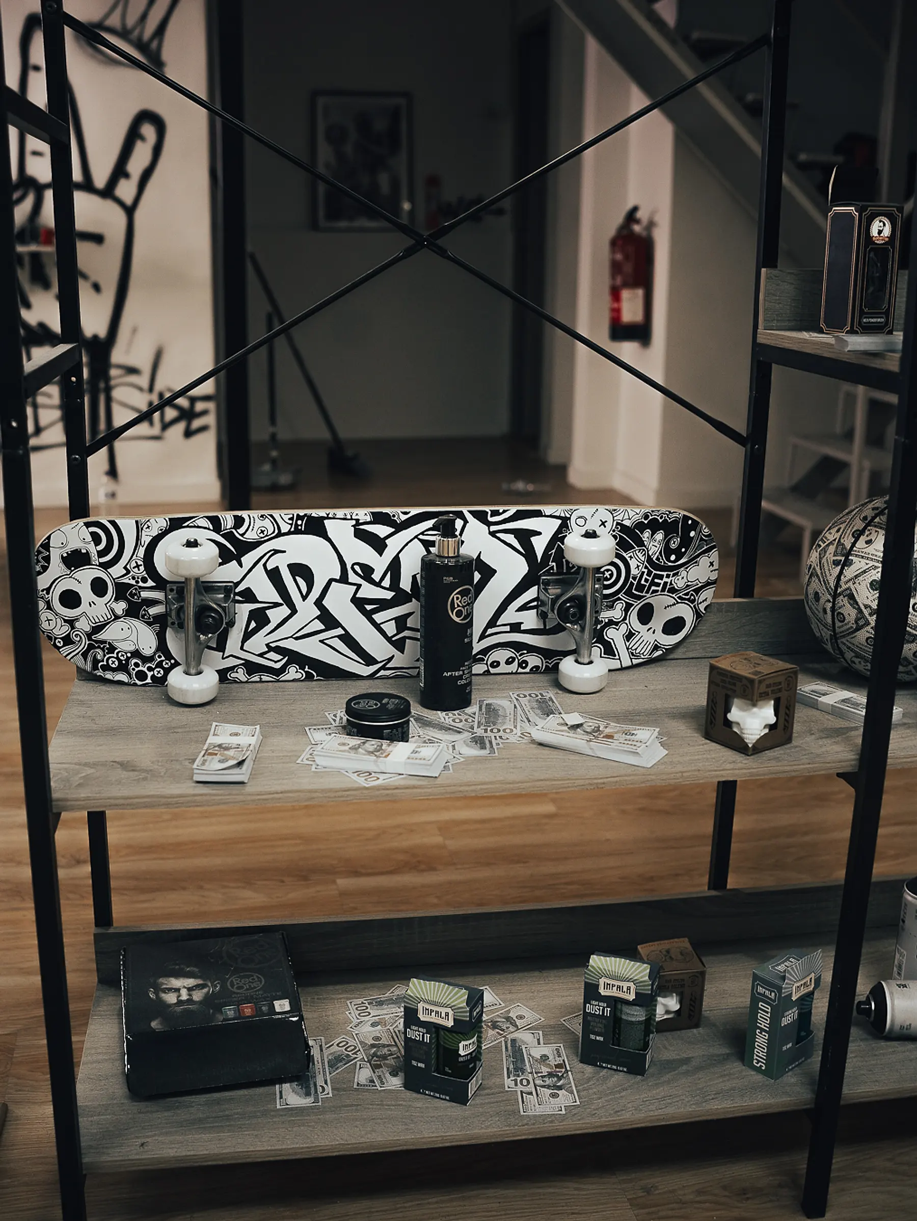 Estantería de productos con skate grafiteado, interior de WestSide