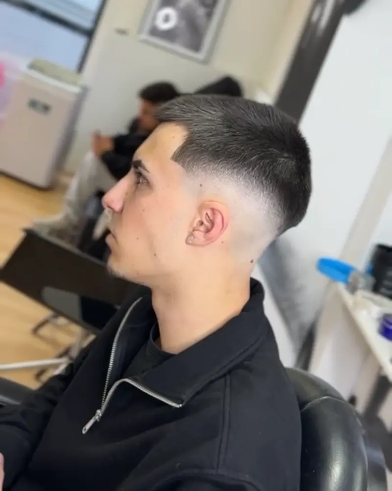 Low fade con línea limpia, corte real de WestSide Lleida