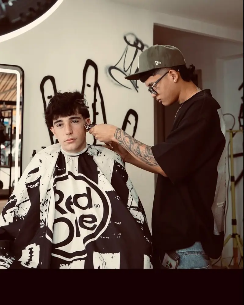 Sesión de corte en WestSide, cliente en la silla
